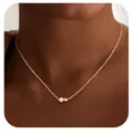 Detail van vergulde ketting met dubbele witte parelhanger gedragen door een model - Dubbele Kunstparel Druppel Stijl (x486) / Goud