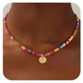 Détail du collier de perles colorées avec pendentif rond doré gravé de la lettre I - Lettre I
