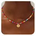 Détail du collier de perles multicolores avec un pendentif rond doré arborant la lettre K - Lettre K