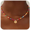 Vue rapprochée collier de perles colorées avec pendentif lettre P doré sur le cœur - Lettre P