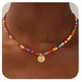 Vue détaillée du collier de perles multicolores avec pendentif doré en forme de lettre Y - Lettre Y