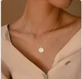 Gros plan d'un collier vintage doré avec pendentif lettre F et incrustation hexagonale - Style Initiale F Dorée (x562) / 14k / Or