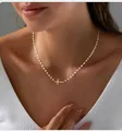 Détail du collier de perles avec pendentif croix dorée horizontale et micro-diamants - Style Croix Perles Blanches Doré (x557) / 14k / Or