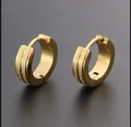 Makroaufnahme goldener Creolen mit polierten Kanten und einer sandgestrahlten Mattstruktur - 14k / Gold