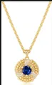 Gros plan d'un collier doré avec pierre bleue facettée et détails de sertissage en micro-pavé - Gemme Ronde Bleu Foncé (金色x924) / 14k