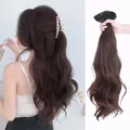 Detalle de extensiones de cabello ondulado marrón oscuro con sistema de pinza firme - Pelo largo rizado / Marrón Castaño