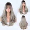 Peluca ondulada de 22 pulgadas gris ceniza degradado con flequillo, varios ángulos - Pelo largo rizado con flequillo recto / 58cm / Gris Ceniza Mixto