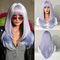 Lavendel paarse gelaagde pruik met pony, voor- en achteraanzicht op een model - Bloempaars Met Blauwe Highlights