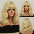 Perruque synthétique blonde ondulée courte avec frange en vues frontale et latérale - 37cm / Or