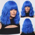 Perruque courte ondulée bleu roi avec frange, vues de côté, de face et de dos - 37cm / Bleu saphir