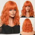 Perruque courte ondulée orange vif pour femmes avec frange et boucles aux épaules - 37cm / Orange Sale