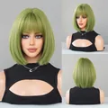Trois vues d'une perruque bob courte vert clair avec frange sur un mannequin de vitrine - 32cm (12 Inch) / Vert Vanille