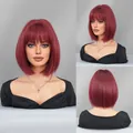 Parrucca a caschetto corto bordeaux con frangia per donna vista frontale e laterale - Rosso Porpora Uva