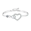 Infinity Herz Armband mit Zirkonia-Besatz und verstellbarer Silberkette - Herz-Armreif - Weißgoldton