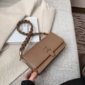 Sac à bandoulière marron en simili cuir avec sangle tressée et boucle carrée - Kaki