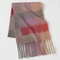 Rosa und grau karierter Mohair-Schal mit Fransen in flacher Darstellung - Rosa und Grau Kariert (2)