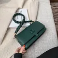 Sac bandoulière vert foncé avec texture litchi et poignée tressée sur tweed blanc - Vert