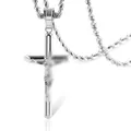 Detailaufnahme von silbernem Kruzifix-Kreuzanhänger mit Jesus-Figur und robuster Seilkette - Seilkette Halskette / Silber