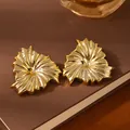 Orecchini a fiori dorati con petali a pieghe astratte su uno sfondo di un libro - Orecchini a ventaglio pieghettati radiali dorati (S2266-1)
