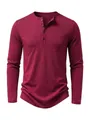 Nahaufnahme des weinroten Langarm-Henley-Shirts mit Knopfkragen und Baumwollstruktur - S / Burgunderrot