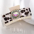 Detail der Haarklammer mit Leopardenmuster, Türkisstein und Maßen 10,5 cm mal 4,5 cm - Creme Leopard Großer Regenbogen Stein Stil (F731-10)