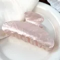 Pince à cheveux rose pâle en acétate avec texture marbrée et paillettes sur soie - Rose Fumé