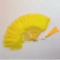 Éventail classique en plumes jaunes avec bordure en dentelle et pompon pour danse Hanfu - Éventail en Plumes Jaunes Exquis et Dentelle