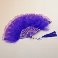 Éventail pliant élégant en plumes violettes avec bordure en dentelle et long gland - Éventail en Plumes Violettes Exquis et Dentelle