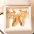 Goldene Blatt-Ohrringe aus Legierung mit gebürsteter Textur in einer Samt-Schmuckbox - Gold