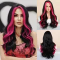 Parrucca lunga nera ondulata con colpi di sole rosa acceso da donna vista multi-angolo - 62cm / Money Piece Highlights Rosso Rosa