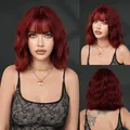 Korte golvende wijnrode pruik met pony voor dames, natuurlijk synthetisch schouderhaar - 35cm / Bordeaux