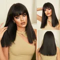 Parrucca nera liscia media con frangia, capelli sintetici naturali in tre angolazioni - Nero Naturale