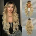 Lange wellige Perücke in Honigblond mit Ombré-Effekt und natürlichem Volumen - Helles Teegold