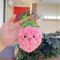 Porte-clés peluche fraise rose mignon avec texture douce et crochet en plastique vert - Chaîne Simple / Fraise