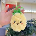 Gros plan détaillé d'un porte-clés peluche ananas avec fourrure jaune douce et feuille - Chaîne Simple / Ananas