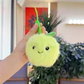 Détail d'un pendentif pomme en peluche verte avec visage brodé et dragonne en plastique - Chaîne Simple / Pomme