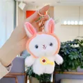 Gros plan d'un porte-clés lapin en peluche blanche avec capuche orange et anneau métallique - Chaîne Simple / Bonnet Orange