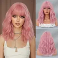 Peluca rosa de longitud media ondulada con flequillo, rizos sintéticos para mujeres - 44cm / Rosa mousse
