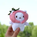 Dettaglio del ciondolo a gatto fragola in peluche con cappuccio rosa e foglia - Stile Gatto Fragola (Catena Regolare)