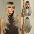 Lange gestufte Kunsthaarperücke mit Pony in Dunkelblond-Verlauf für Frauen - Schaumgrau