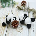 Simpatiche spille a forma di panda in peluche morbido con chiusure di sicurezza in metallo - Stile Lungo Premium (13145)