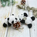Dettaglio della spilla a forma di panda in morbido peluche con perno in metallo sul legno - Stile Tondo Premium (13145)