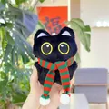 Detail van zwarte pluche kattenhanger met rood en groen gestreepte gebreide sjaal - Zwart / Groene Sjaal / Ketting