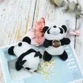 Dettaglio di morbide spille in peluche a forma di panda con perni in metallo su legno - Stile Spilla Tonda Regolare