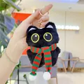 Detail van de schattige zwarte pluche katten sleutelhanger met sjaal en gouden karabijn - Zwart / Groene Sjaal / Gouden Sluiting