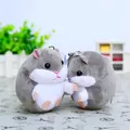 Nahaufnahme süßer Plüschhamster-Anhänger in Grau und Weiß mit weichem Fell und Perlenketten - Einfache Kette / Grau