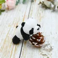 Simpatica spilla in peluche a forma di panda gigante su fondo in legno bianco - Ornamento in Peluche Premium (13145)
