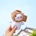 Portachiavi gatto di peluche bianco con cappello Taiyaki marrone tenuto contro il cielo blu - Stile Gatto Taiyaki (Catena Regolare)