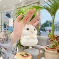 Dettaglio portachiavi a forma di criceto di peluche con anello dorato e texture soffice - Chiusura a Moschettone Oro / Grigio