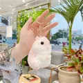 Dettaglio del portachiavi a criceto di peluche rosa e bianco con anello in metallo oro - Chiusura a Moschettone Oro / Rosa